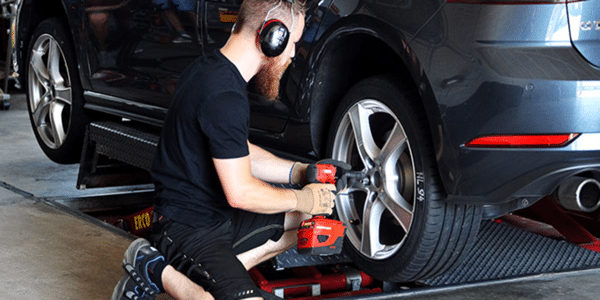 Test pneumatici estivi ADAC e TCS: montaggio pneumatici su Golf