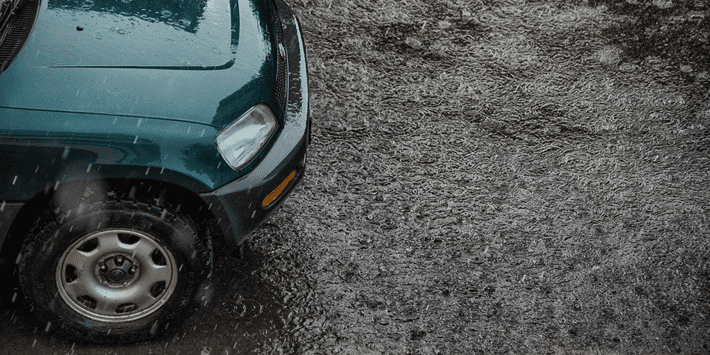 Guidare sotto la pioggia in sicurezza: pneumatici in buono stato