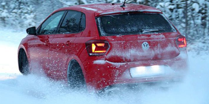 La city car Volkswagen Polo utilizzata per testare gli pneumatici invernali sulla neve nell’ultimo comparativo 2019 di TCS e ADAC