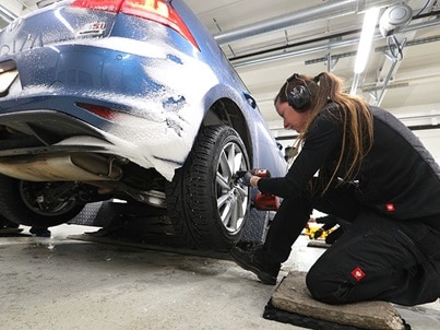 Test pneumatici invernali 2021 di ADAC e TCS: montaggio pneumatici invernali su Volkswagen Golf