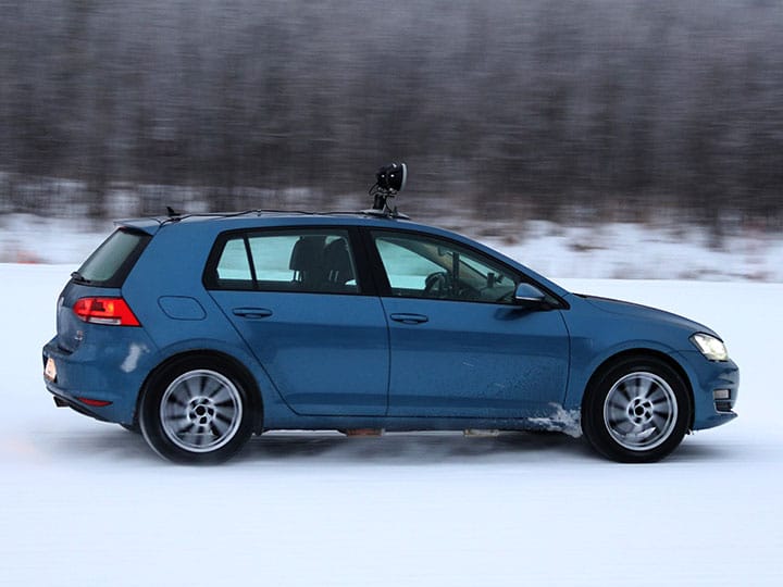 Test pneumatici invernali 2021 di ADAC e TCS: Volkswagen Golf in curva su pista innevata
